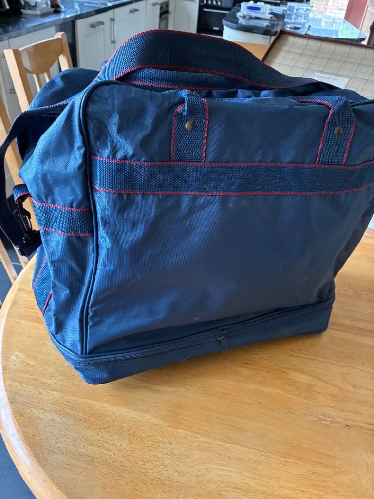 Wheeled extendable hold-all bag