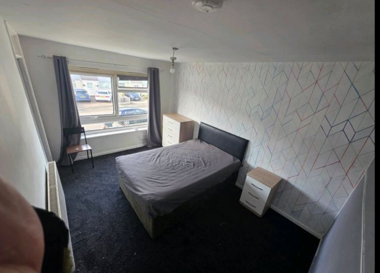 Free Rooms for benefits claimants - No RENT