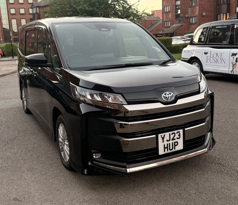 TOYOTA NOA VOXY 