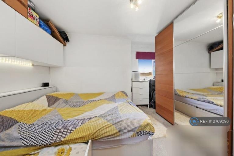 1 bedroom flat in Barrett Court, London, NW10 (1 bed) (#2769098)