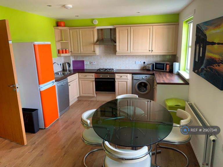 3 bedroom flat in Regent Walk, Aberdeen, AB24 (3 bed) (#2907341)