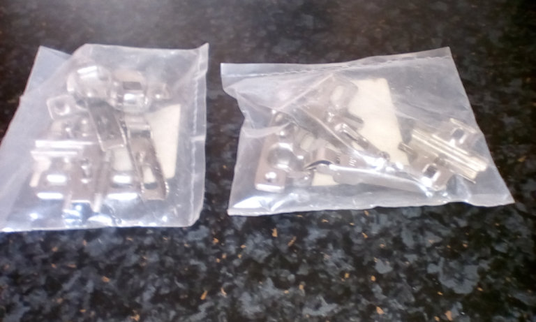 26mm Zinc concealed cabinet hinges + mounting plate x4.