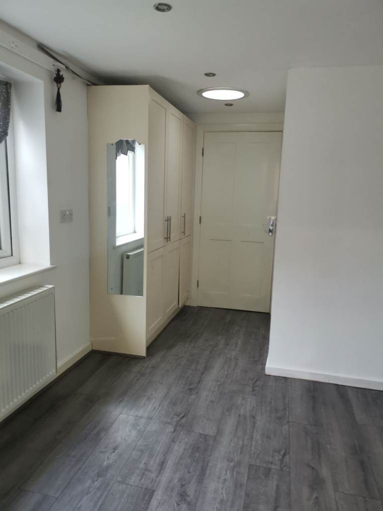 1 bedroom small flat separate kitchen private 