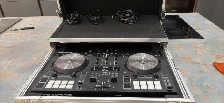 Traktor Kontrol S2 DJ Controller with Flight Case and Cables