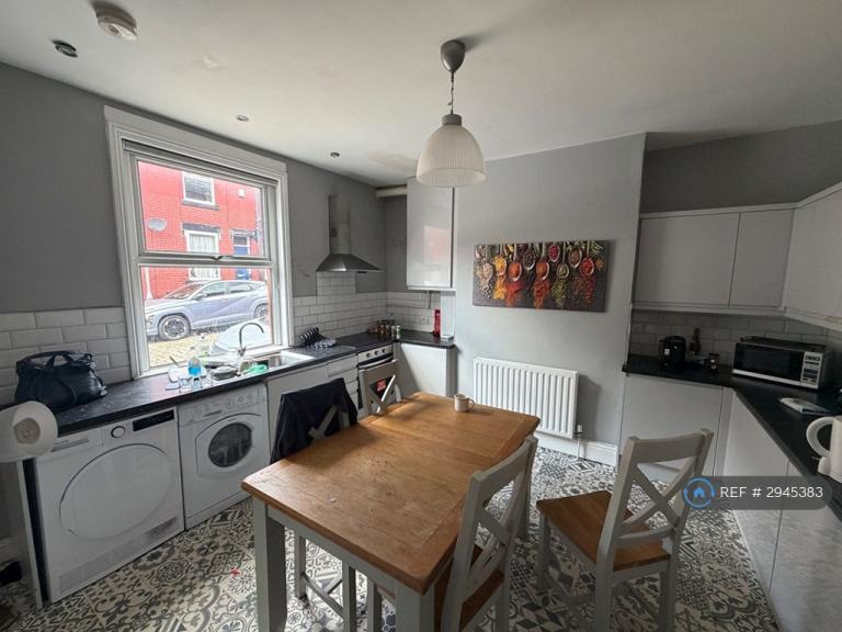 4 bedroom house in Beamsley Place, Leeds, LS6 (4 bed) (#2945383)