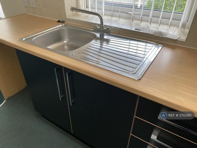 2 bedroom flat in Willow Lane, Huddersfield, HD1 (2 bed) (#2713393)