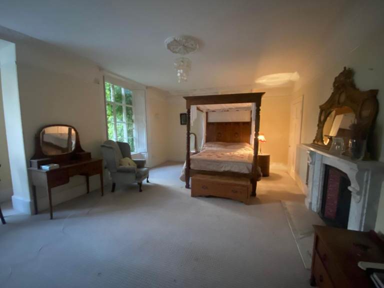 Huge room with ensuite and fourposter to let all inclusive