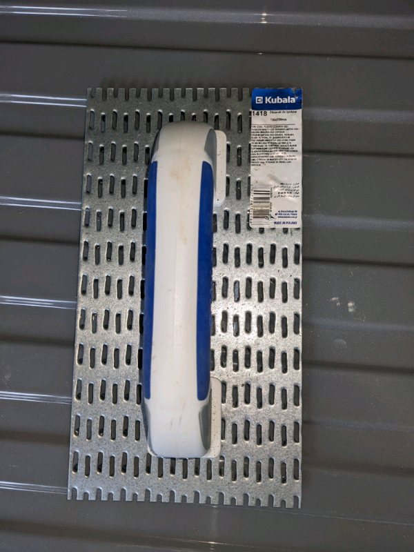 Rendering scratcher trowel 