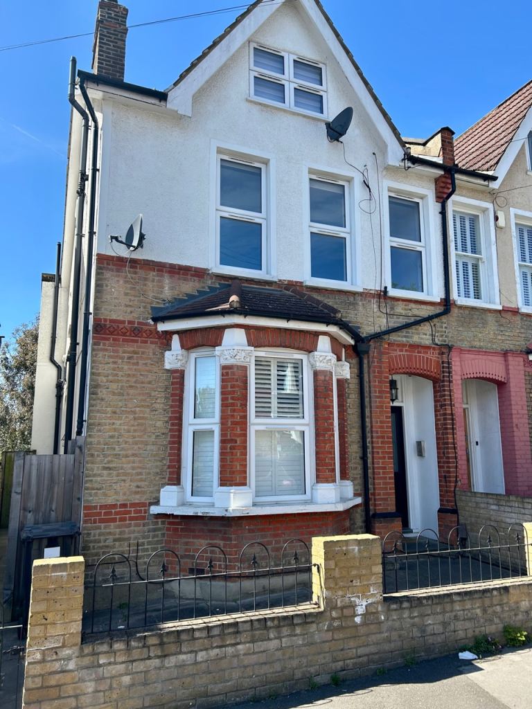 Recently converted large 2 Double Bedroom Flat in Immaculate Victorian House, Thornton Heath