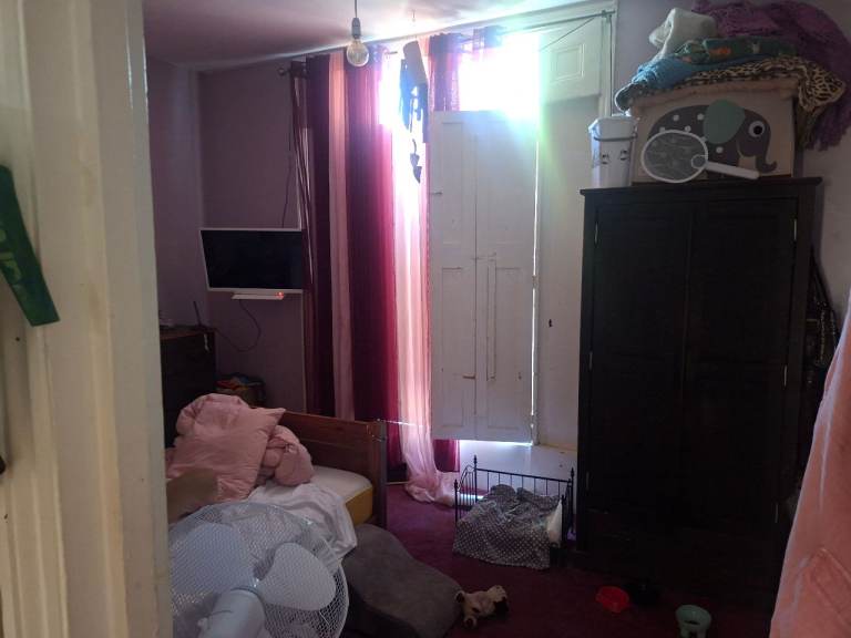 I bedroom Flat In House Conversion.