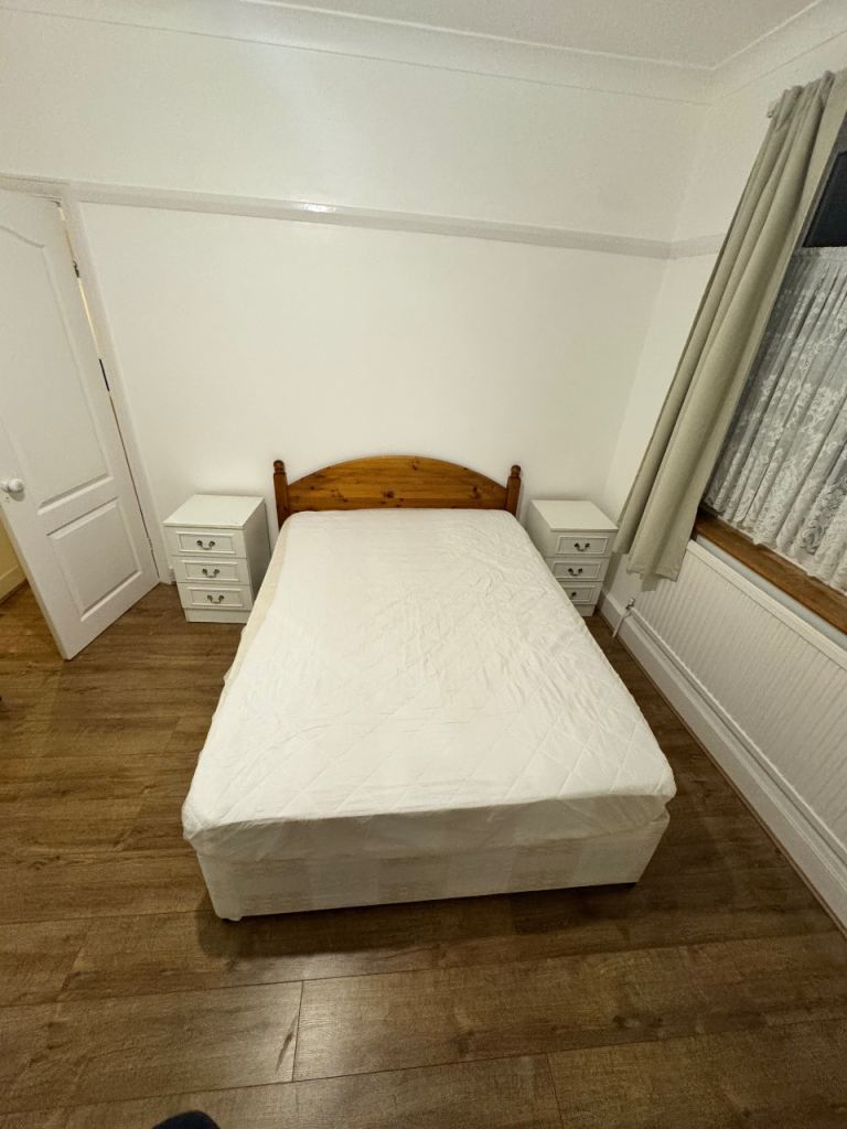 Big Double room to let in quiet clean house 