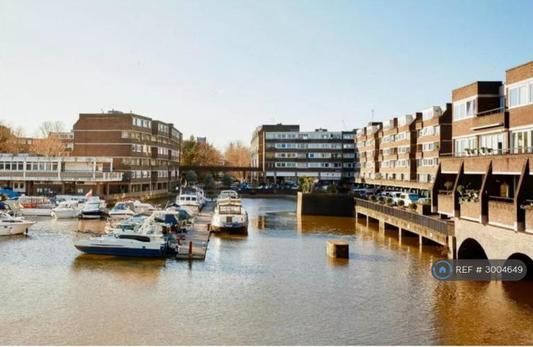 2 bedroom flat in Justin Close, Brentford, TW8 (2 bed) (#3004649)