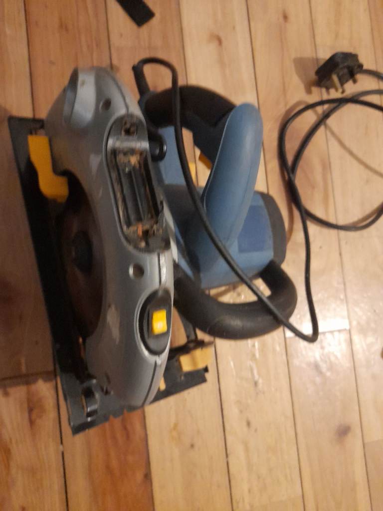 Circular saw 240v working
