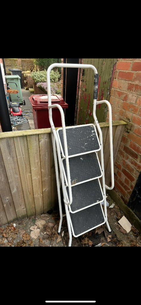 Safety step ladder