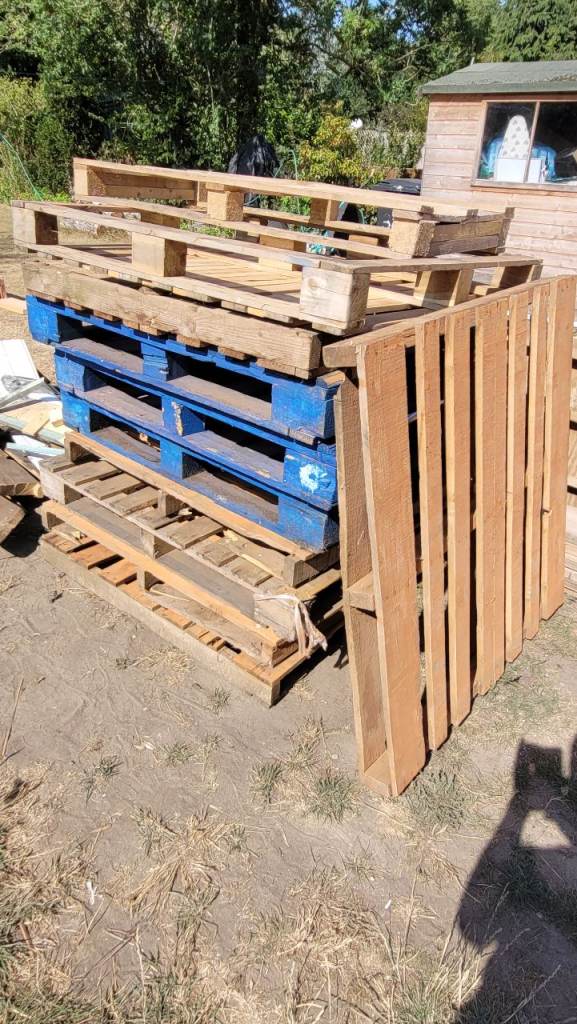Free pallets, mixed pallets – wooden and blue 