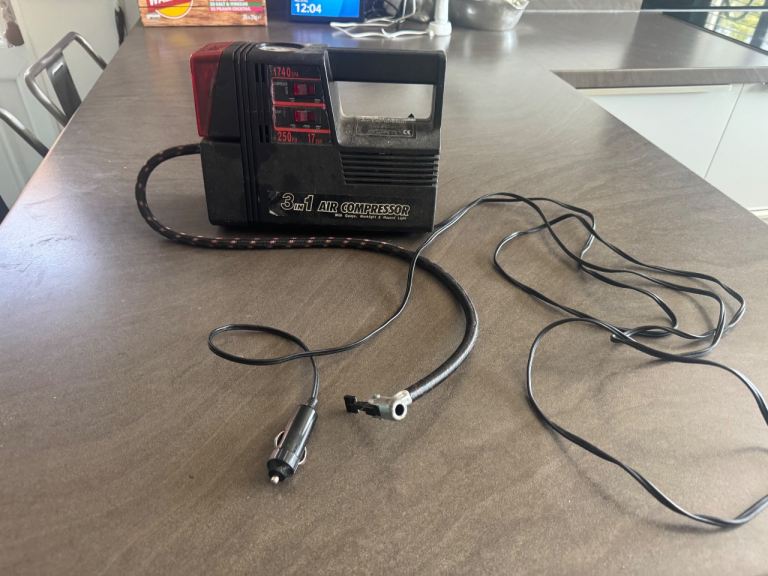 Car tire air compressor 