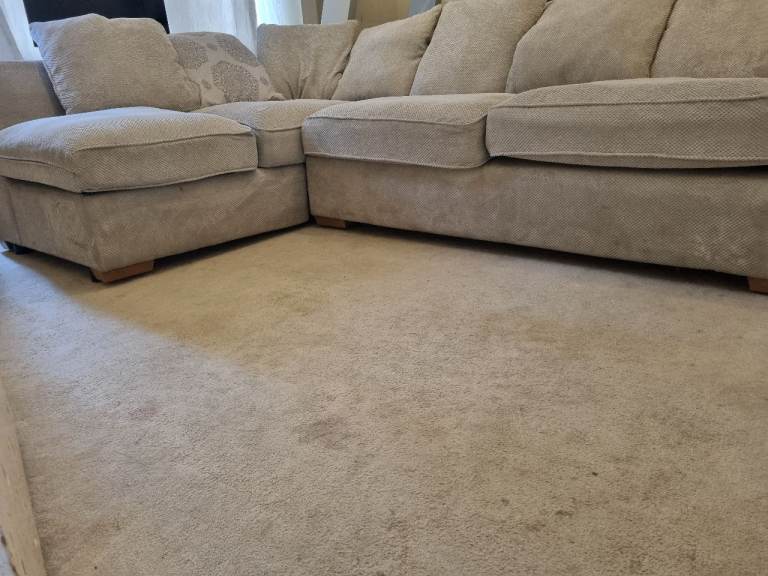 Corner sofa L shape  good condition dlevery available 