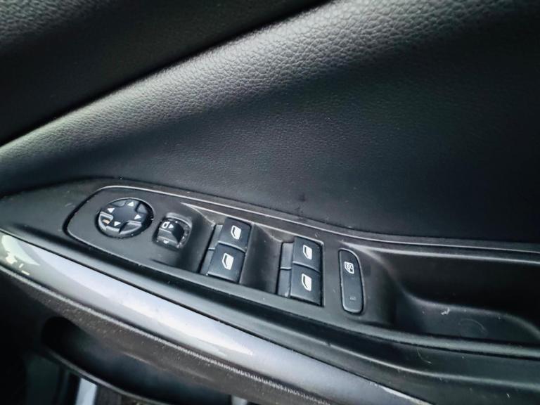 2019 Vauxhall Grandland X 1.5 Turbo D Tech Line Nav 5dr HATCHBACK DIESEL Manual