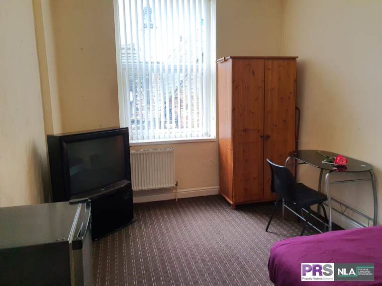 Fully furnished room available in a great City Centre location (BD1) house share. 