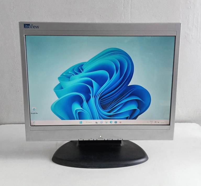 Two Monitors – (15” Widescreen + 17” SQ) (Shown Working, Laptop, Computer, Desktop PC, LCD, TFT