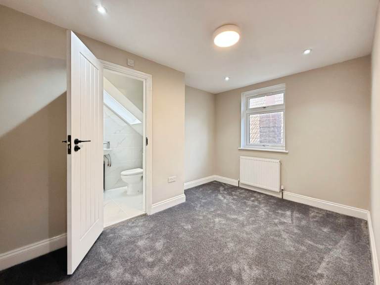 8 BEDROOM BUNGALOW TO RENT 