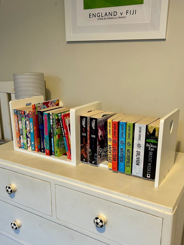 GLTC extendable book shelf 