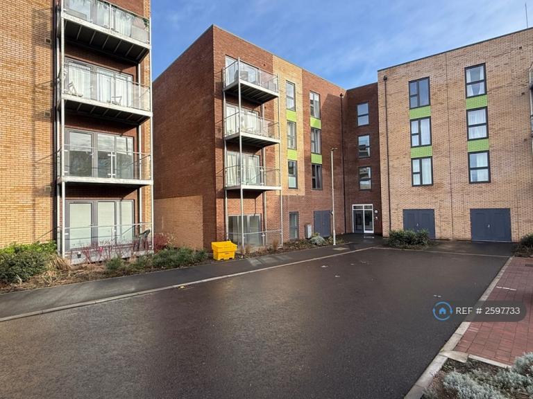1 bedroom flat in Flatts Close, Stoke Gifford, Bristol, BS34 (1 bed) (#2597733)