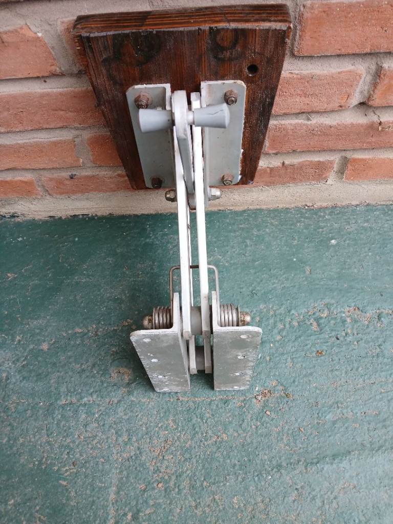 collapsible outboard engine bracket