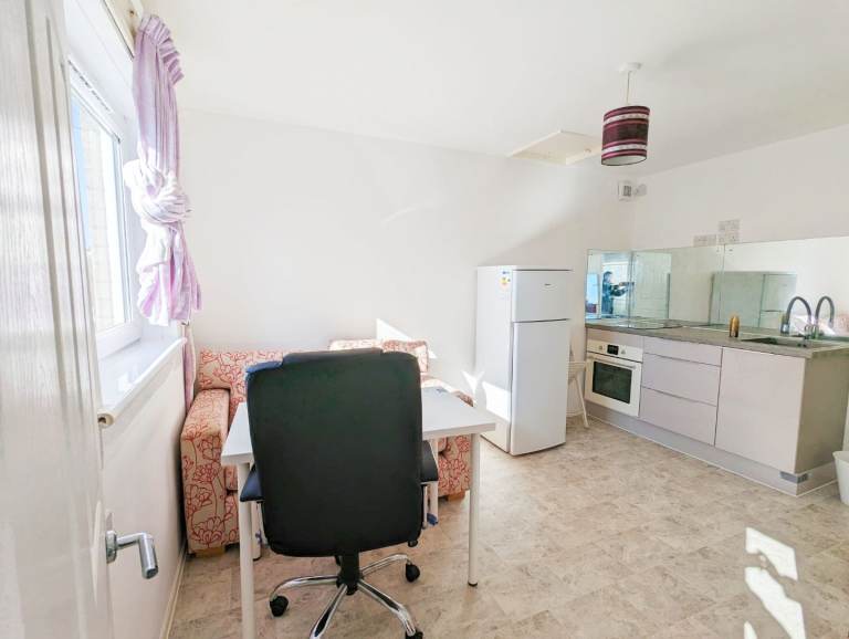 One bedroom flat, free parking