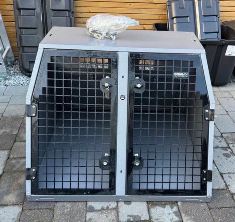 Transk9 Dog Crate Great condition with mat and Keys C31/B31