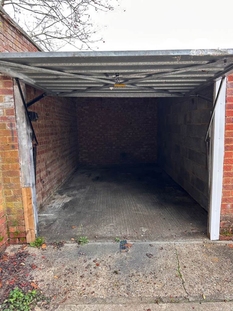 Bracknell Garage to rent RG127AJ