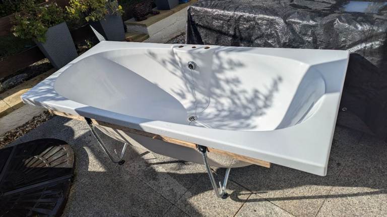 White Bath – Good Condition