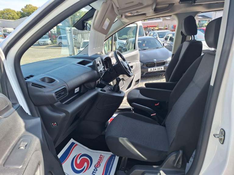 VAUXHALL COMBO 1.5 Turbo D 2300 Edition 5 seat crew combi van White Manual Diese