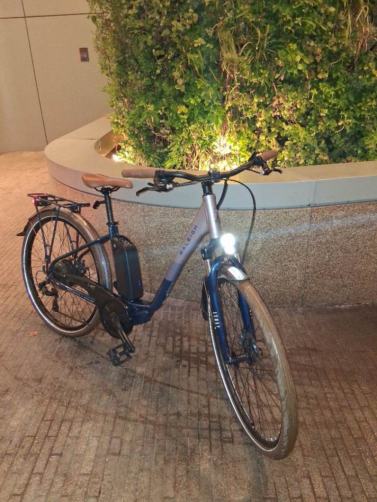 RALEIGH ARRAY STEP THROUGH ELECTRIC CITY BIKE 2023 HYBRID EXCELLENT CONDITION 