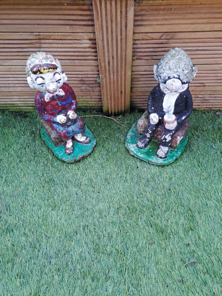 Pair of Old StylPair of garden ornaments e Garden Gnomes/Statues – Weathered Stone