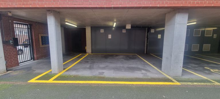 Extra large Parking space in Woolwich centre