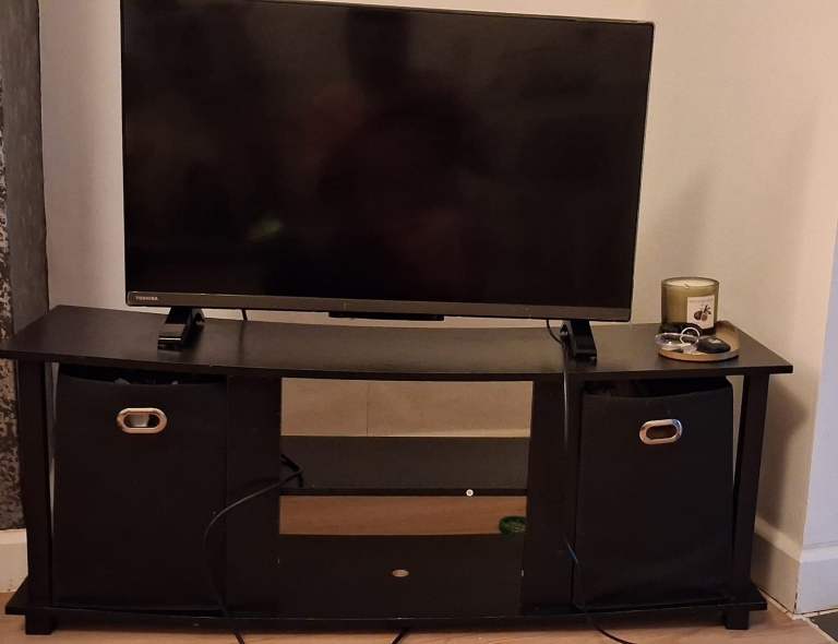 Toshiba 32" HD Ready TV with Black Wooden TV Stand and Remote
