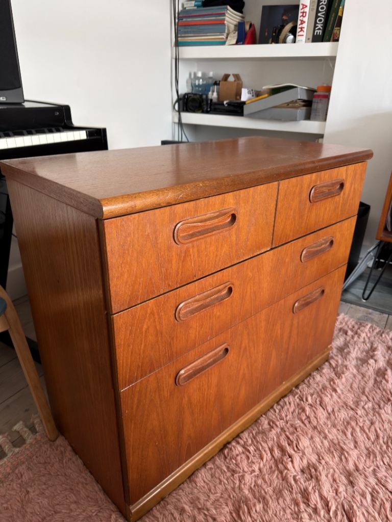 Wooden Chest of Drawers with 4 Drawers