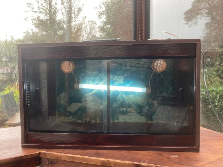2 foot 6 inch Vivarium with UV light controller