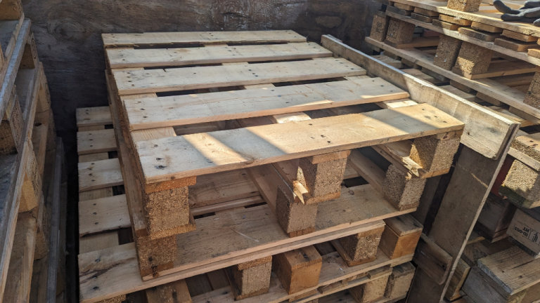 1 Clean Small Wooden Pallets 940mm x 760mm Ideal Garden Home or Fencing - Delivery Available