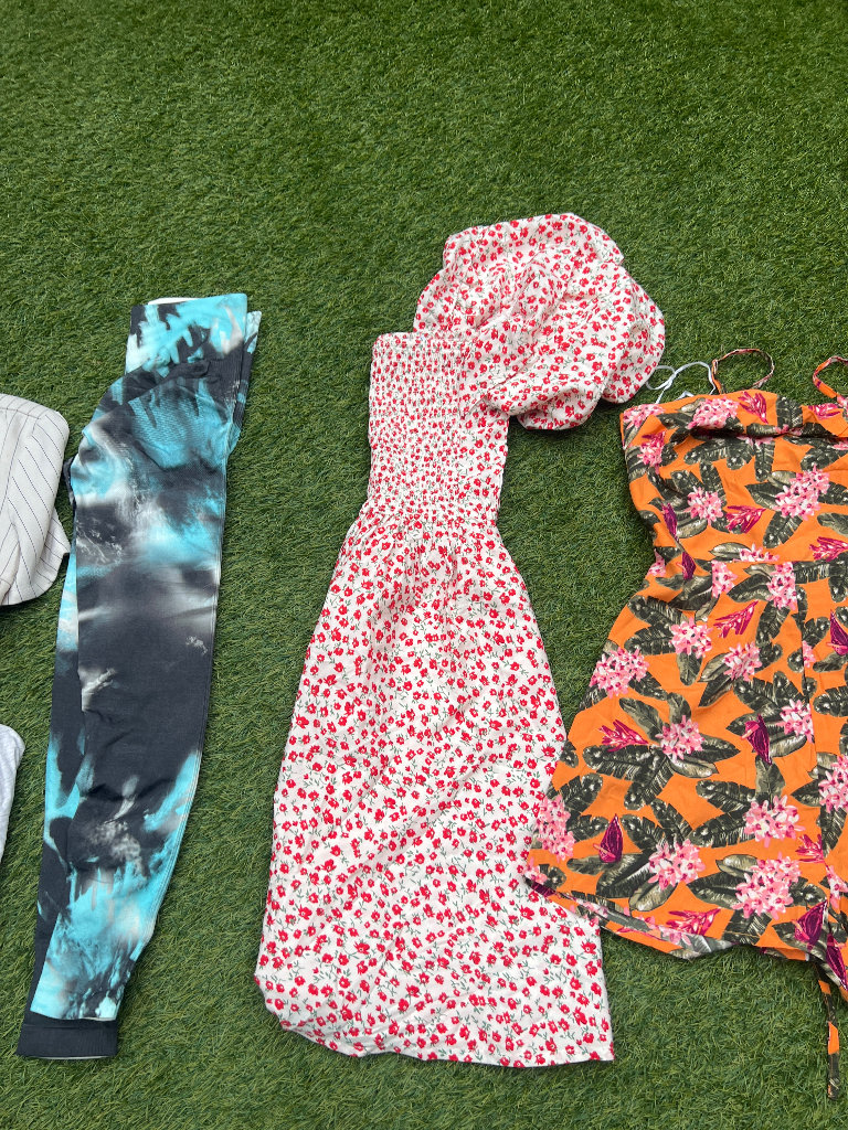 Woman cloths size 6 small 