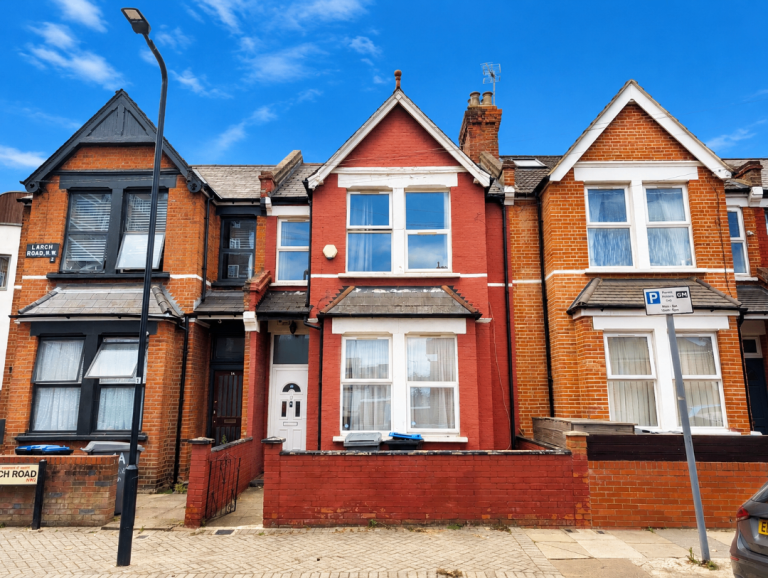 *SHARERS WELCOME* Large 5 bedroom terraced house to rent in Cricklewood