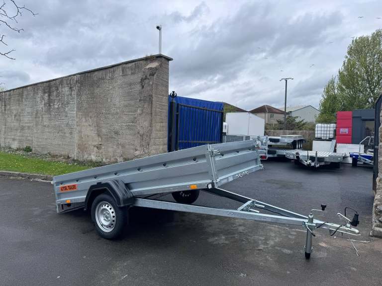 BRAND NEW ZASLAW 8,7FT X 4,4FT SINGLE AXLE FLAT TIPPING TRAILER 750KG