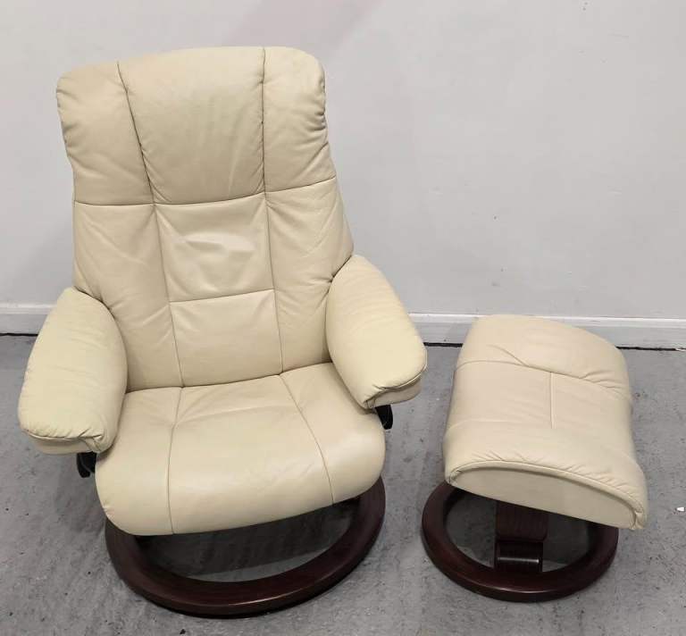 Ekornes Stressless Medium Leather Recliner Chair and Stool 3225