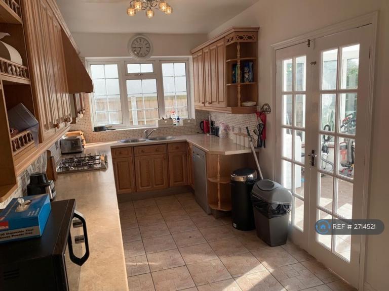 5 bedroom house in Noak Hill Road, Romford, RM3 (5 bed) (#2714521)