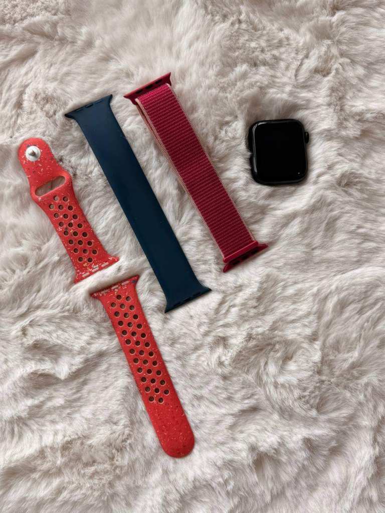 Apple Watch SE 2 (44mm, GPS) - Great Condition + 3 Apple Bands