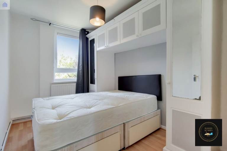   🪄🌸Walk to Whitechapel & Shoreditch | Bright Room Available Now, E1!