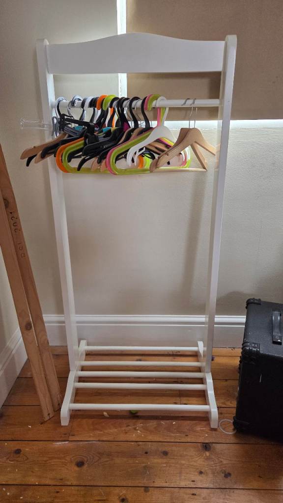 Lovely kids clothes rack. Great for dressing up clothes