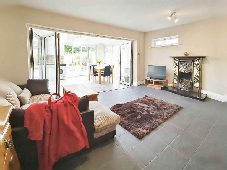 1 double room in a spacious house with easy access to anywhere