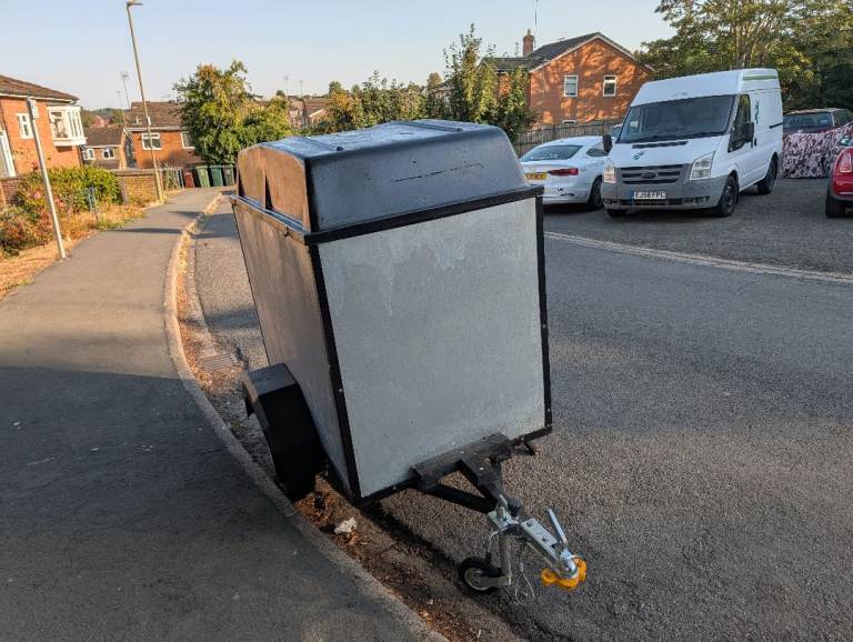 Box trailer - secure and ideal size for cars